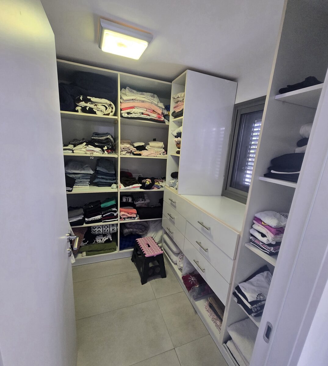 חדר ארונות (Walk-in)